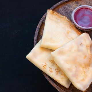 Naleśniki z serem i sosem malinowym