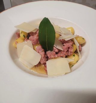 Gnocchi con ragù bianco e scaglie di pecorino extra-dry