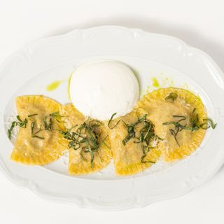 Равиоли с говядиной, грибами и творожным сыром