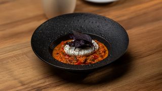 შაკშუკა ფეტათი და პორშირებული კვერცხით