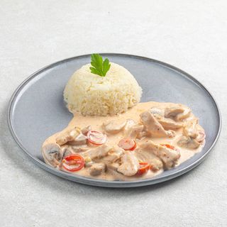 Куриная грудинка с грибами в сливочном соусе