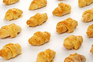 Cornulețe cu feta și parmezan