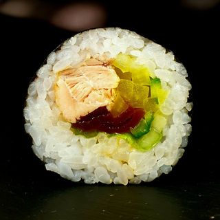 Futomaki z pieczoną rybą 