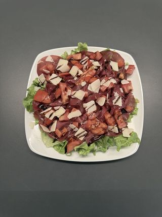 Bresaola, insalata, pomodoro, grana & glassa al balsamico
