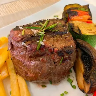 Solomillo Al Grill Con Papas Fritas