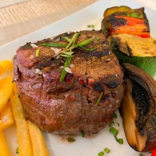 Solomillo Al Grill Con Papas Fritas