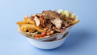 Kebap w bułce z frytkami lub serem mozarella 