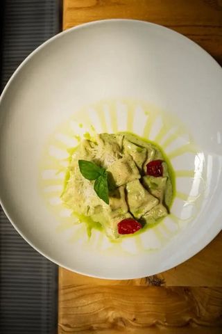 Равиоли с семгой и соусом "Песто"