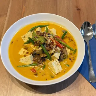 Curry gulai cu tofu, fasole verde și ciuperci (iute) – Sayur lodeh