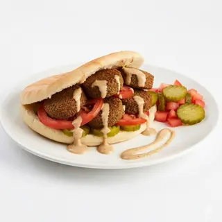 Bułka falafel z warzywami