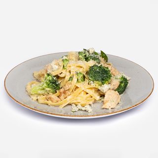 Tagliatelle z grillowanym kurczakiem