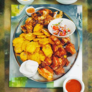 Pollo Con Patacones Y Chicharrón combo