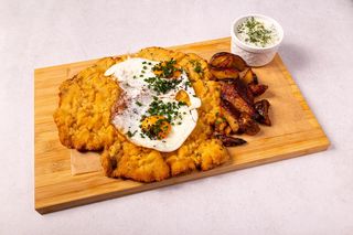 Kotlet schabowy z jajkiem sadzonym