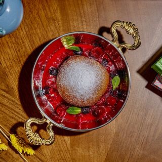 ფუნთუშა კენკრის სოუსით