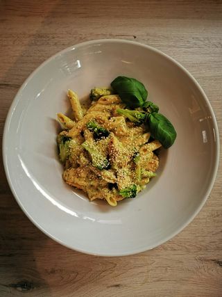 Bezglutenowe Penne z Kurczakiem i Brokułem w sosie śmietanowo-serowym