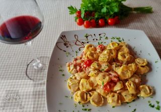 Tortellini crudo e pomodorini