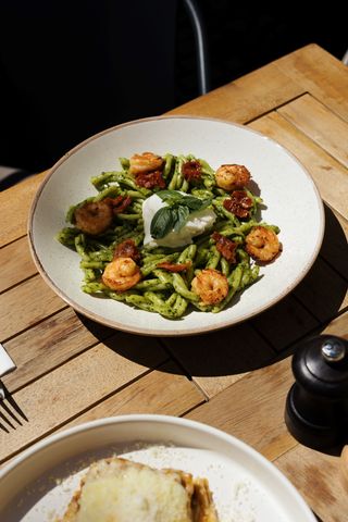 Caserece cu pesto creveti si burrata