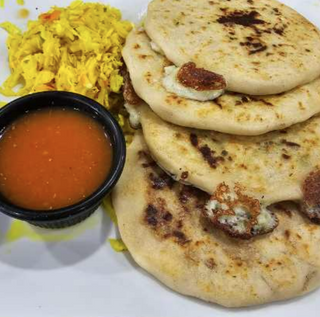 Pupusa especial pollo guisado con queso 2und