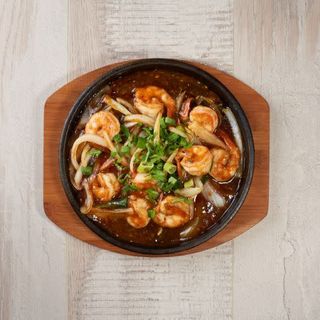 Langostinos a la plancha con cebolla y salsa picante