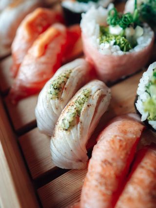 Nigiri łosoś grillowany