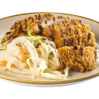 Lomo De Cerdo En Panko Con Salsa Tonkatsu Y Col