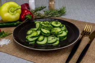 Salata de castraveti verzi cu usturoi