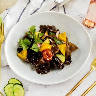 Салат с черными грибами