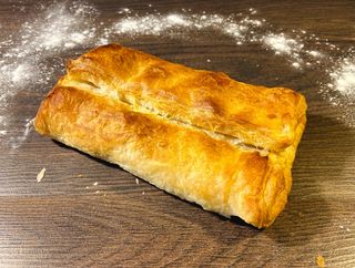 ფენოვანი ყველით და ლორით