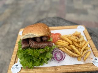 Deset ćevapa i pomfrit