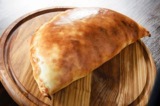 Calzone speciale ricotta, prosciutto, salame, funghi, uovo sodo