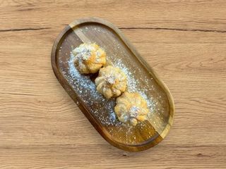 Smażone chinkali z jagodami i kremem 3 szt