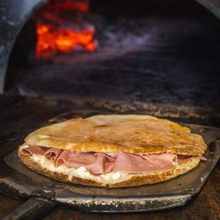 Lepinja sa kajmakom i šunkom