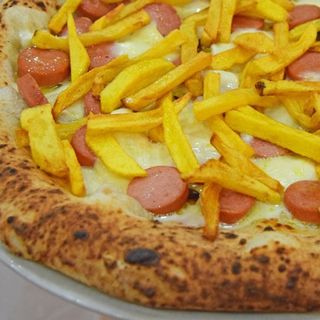 Pizza con wurstel y patatas fritas