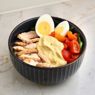 Ensalada Proteica de Pollo y Hummus (Sin Gluten)