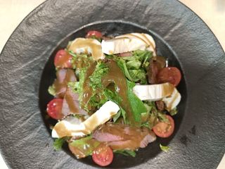 Salata sa dimljenim biftekom i kozjim sirom obrok