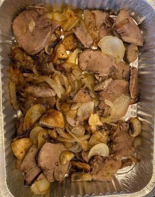 Свински език с лук и гъби