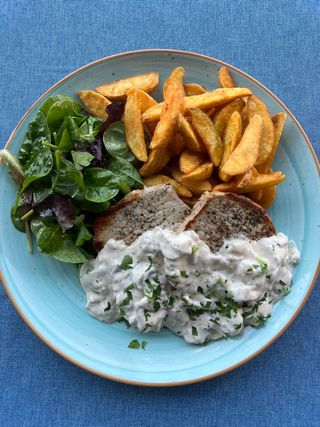 Cotlet de porc la grătar cu cartofi wedges și sos de ciuperci