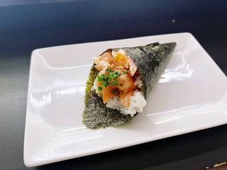 U55A-Temaki salmão braseado