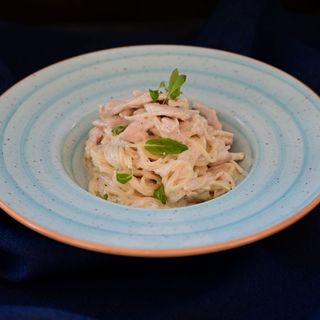 ფეტუჩინე ქათმით და ნაღებით 