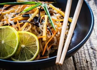 165 Spaghetti di riso con frutti di mare