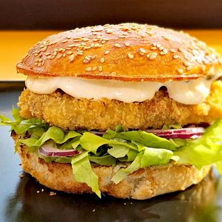 BIG Burger cu file de salau crispy + cartofi prajiti