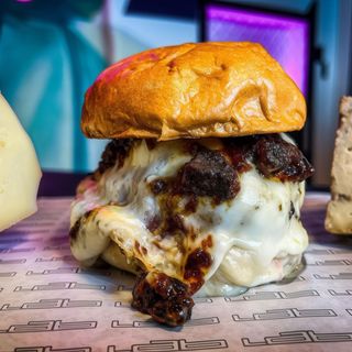 Muerte By Cheese By El Sueño Del Quesero Burger