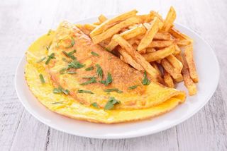 Omelete com Batata Frita e Salada