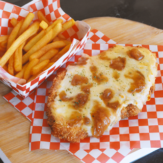 Milanesa con cebolla caramelizada