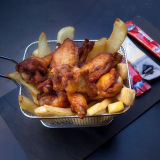 Ración de Alitas De Pollo Barbacoa Con Patatas