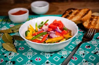 Salata asortata (rosii, castraveti, ceapa)