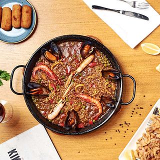 Combo 4: Paella marinera + 2 tapas