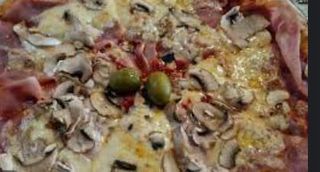 39. Pizza prosciutti funghi