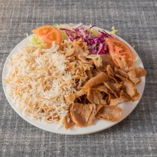 Plato kebab con ensalada ,arroz y carne