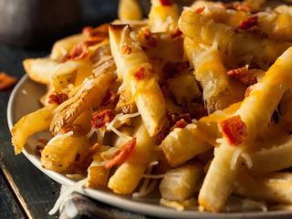 Patatas fritas con queso y bacon